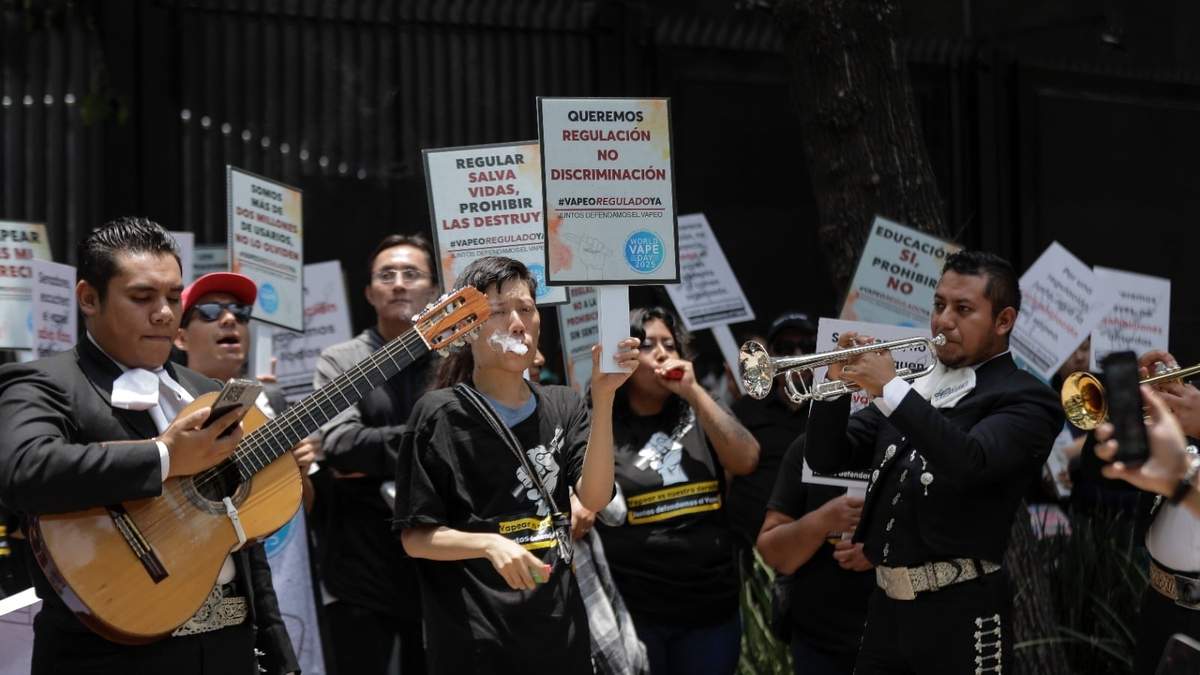Asociaciones a favor de regularizar el uso de los vapeadores contratan mariachis para manifestarse frente al Senado de la República