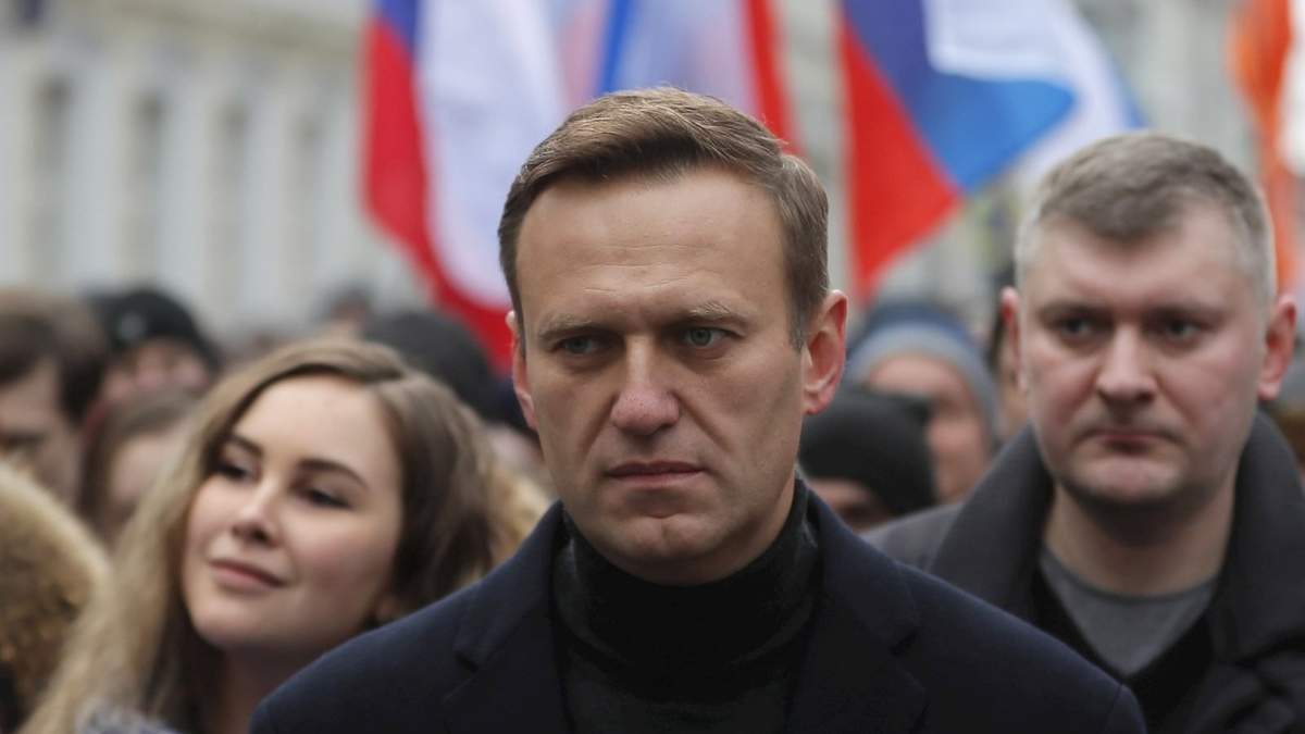 Los familiares de Aléxei Navalny denuncian que fue envenenado ayer antes de abordar el avión. Fuente: (Twitter)