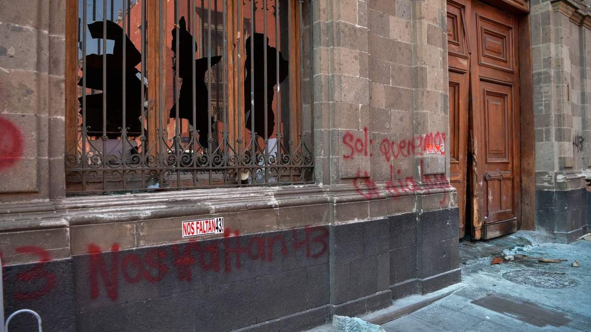 Estudiantes de la Escuela Normal Rural "Raúl Isidro Burgos" relizaron pintas en la puerta y fachada de  Palacio Nacional, ubicada en la calle de Moneda.

.
