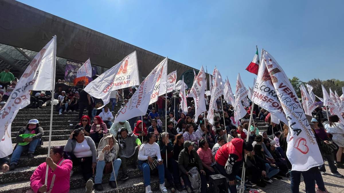 Afuera del Auditorio Nacional