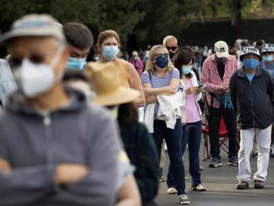 Centros de vacunación en Texas registran filas kilométricas de personas