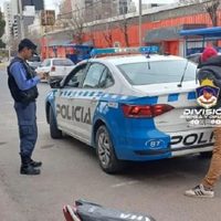 Encuentran a un hombre que abría autos estacionados con un inhibidor de alarmas