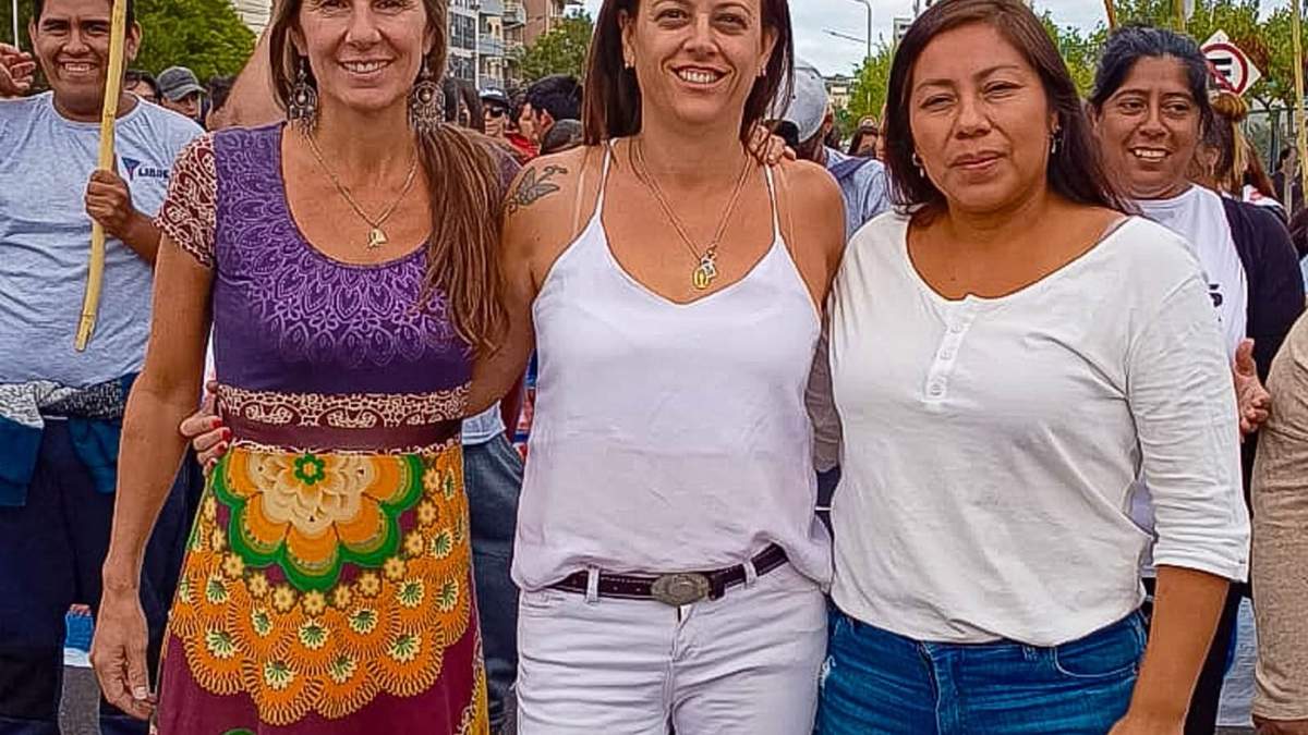 Mercedes Lamarca junto a Cecilia Maletti y Gladys Aballay. Fuente (Prensa Libres del Sur).