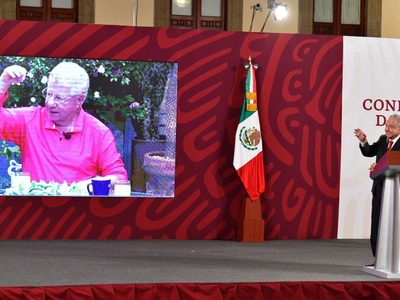 AMLO se burla de dichos de Alazraki sobre que soldados vestidos de civil fueron a inaugurar el AIFA