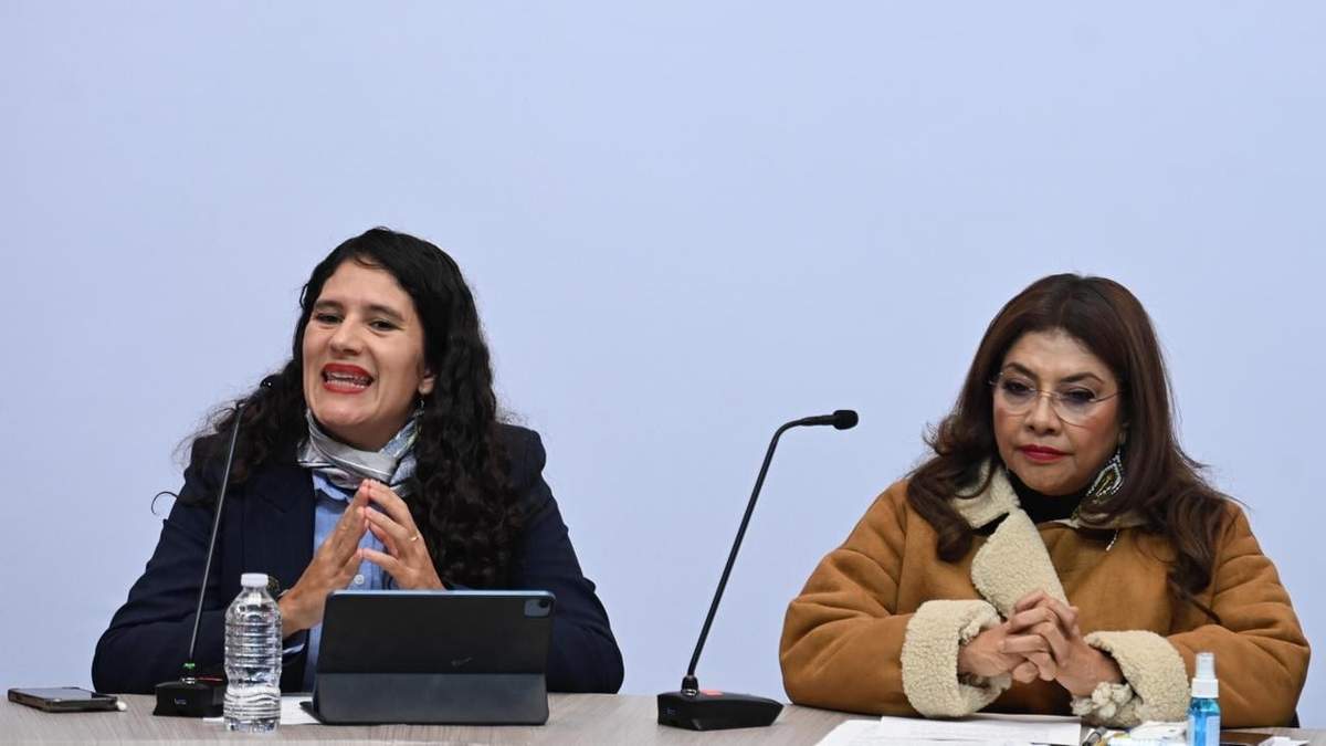 La fiscal general de la Ciudad de México, Bertha Alcalde, y la jefa de Gobierno capitalino, Clara Brugada, en el informe de seguridad emitido por los miembros del gabinete de la CDMX