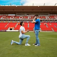 El futbolista Josh Cavallo le pide matrimonio a su novio en el estadio del Adelaide United