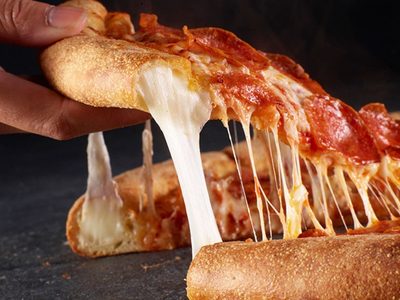 Pizza con bordes rellenos: resolvé la próxima juntada con amigos con esta receta que es un verdadero éxito