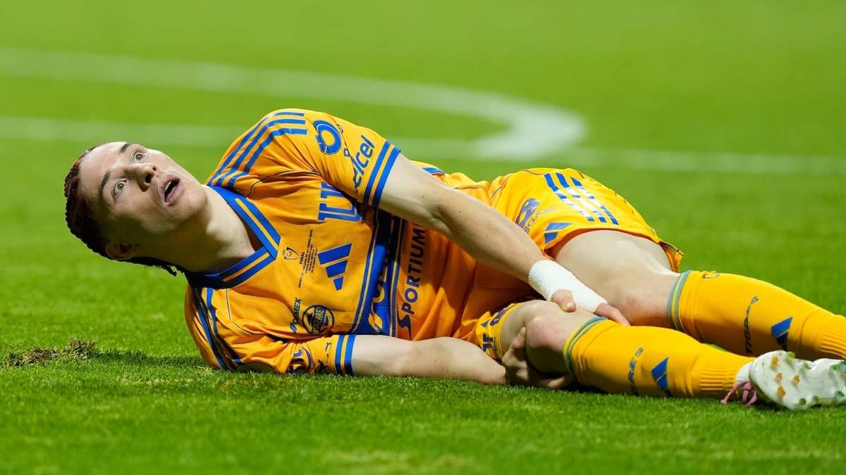 Marcelo Flores, de Tigres, se sujeta la rodilla después de sufrir una lesión