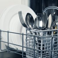 El truco simple y casero para quitar la suciedad de tus cubiertos y que queden brillantes como nuevos