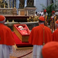 Cerca de 100.000 fieles despidieron al papa Francisco