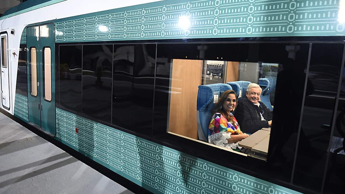 El presidente Andrés Manuel López Obrador y Mara Lezama en el Tren Maya