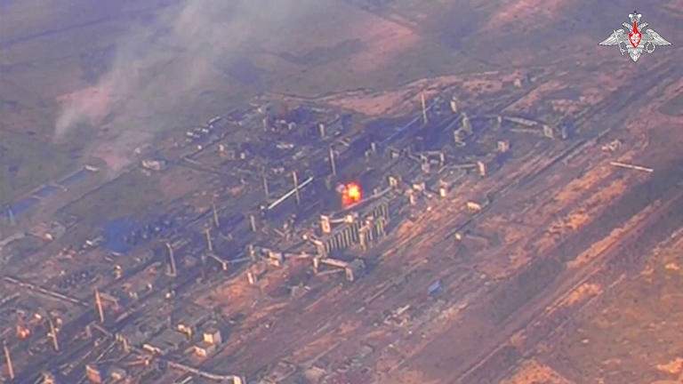 Esta imagen tomada de un video publicado por el servicio de prensa del Ministerio ruso de Defensa el lunes 19 de febrero de 2024 muestra una vista aérea de la planta química y de coque de Avdiivka, en el este de Ucrania. Fuerzas rusas tomaron pleno control de la ciudad
