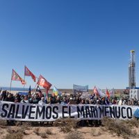 Una caravana de autos fue hasta el Mari Menuco para reclamar que YPF deje de fracturar a pocos metros del lago