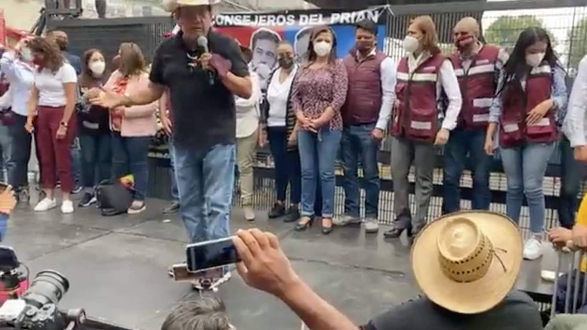 El senador morenista en su mitin frente al INE