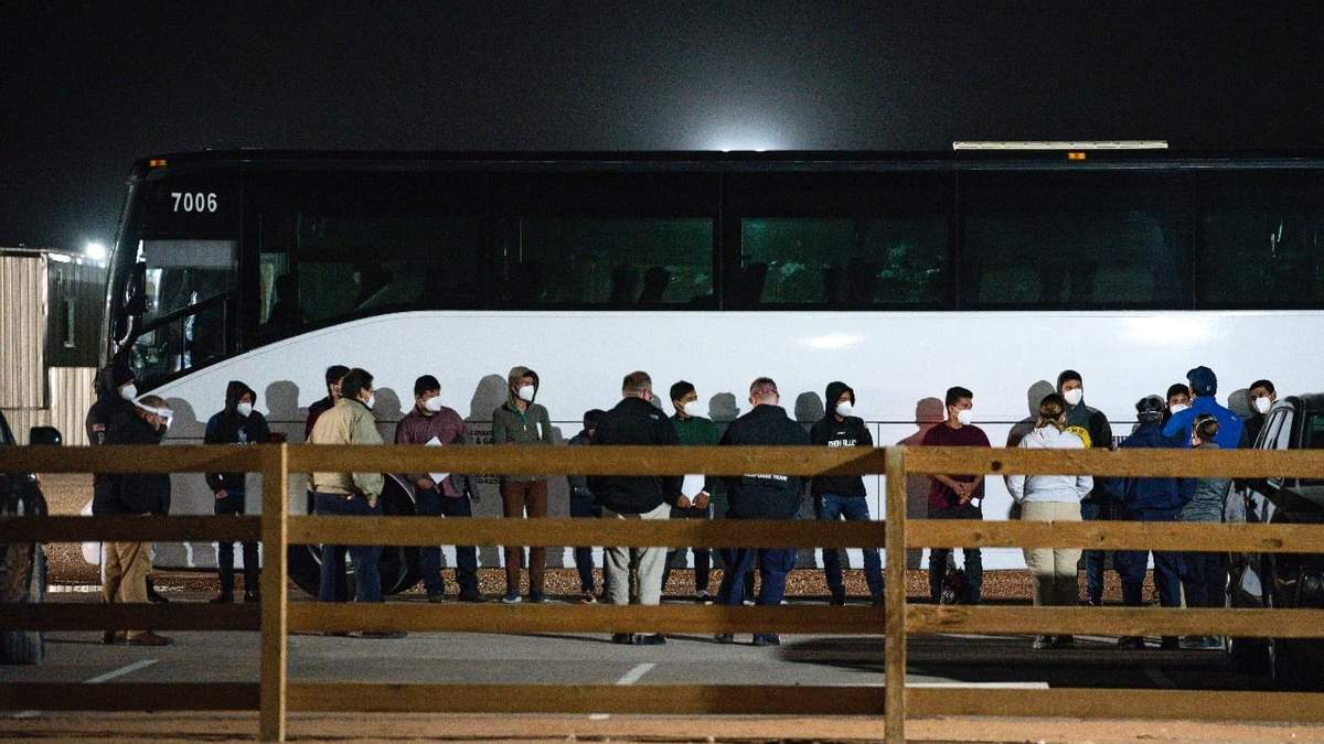 Niños y adolescentes migrantes son procesados ​después de ingresar a un centro de detención temporal de Midland, Texas