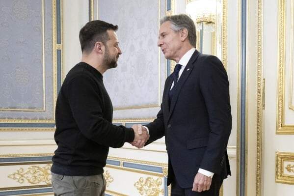 El presidente de Ucrania, Volodymyr Zelenskyy (izquierda), estrecha la mano del secretario de Estado de Estados Unidos, Antony Blinken, antes de su reunión en Kiev, Ucrania