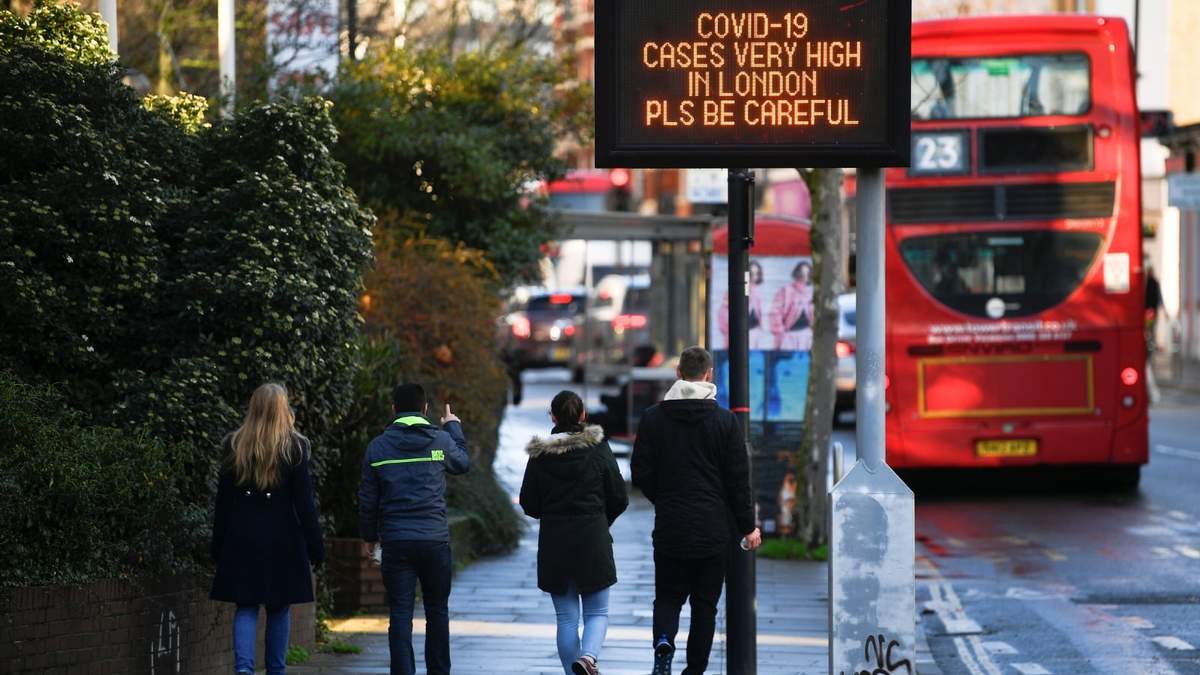 "Los casos de coronavirus están muy altos en Londres. Por favor, tenga cuidado", se lee en un cartel luminoso en la capital británica. Fuente: (Twitter)