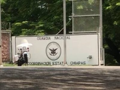 "Nos dan comida de perros", denuncian migrantes encerrados en bodega de la Guardia Nacional (Video)