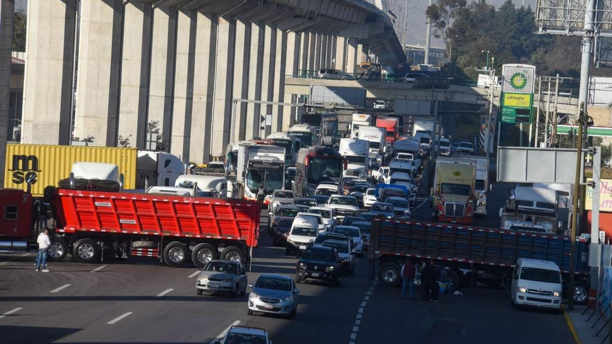 Transportistas realizan un bloqueo en la carretera Toluca-México, como parte de la movilización nacional