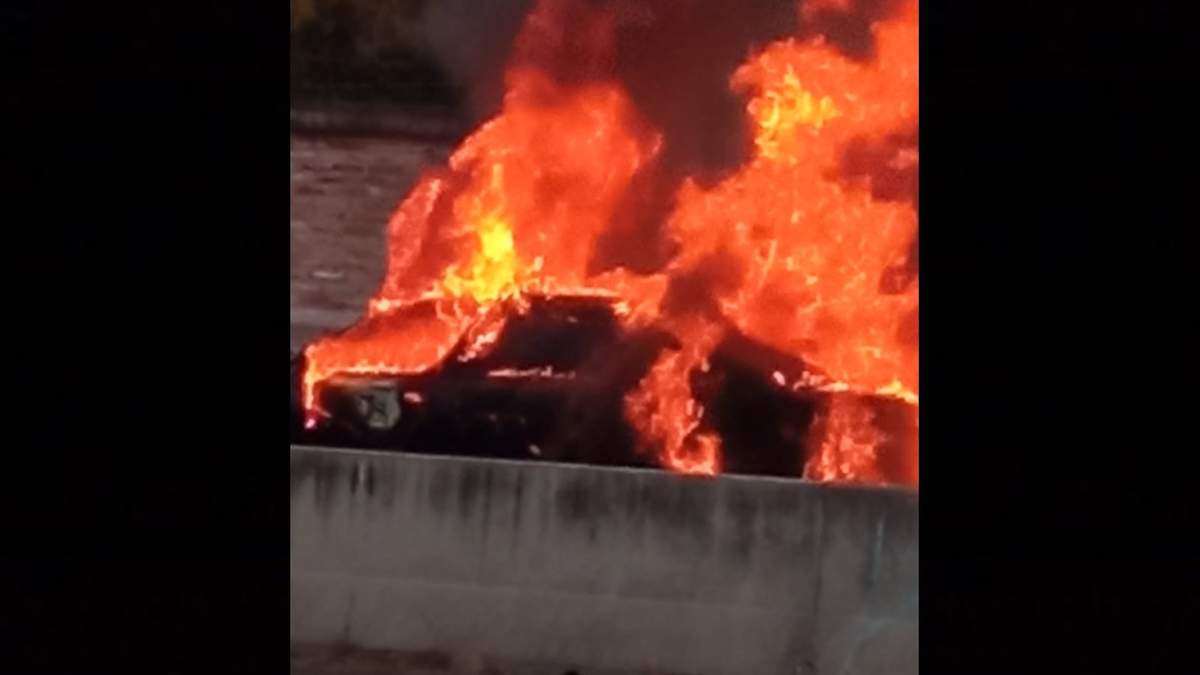 El vehículo incendiado en Celaya