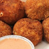 Con el pollo que sobró del día anterior: prepará estas croquetas de pollo y papa, mega crujientes