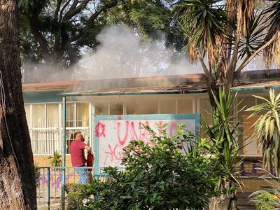 Encapuchados causan destrozos y queman instalaciones del CCH Azcapotzalco; hay tres heridos