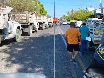 “¡Nos vamos a quedar sin comer!”, piden ayuda en Tierra Caliente por bloqueos carreteros