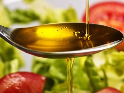 Con solo 1 cosa: el truco del abuelo para ahorrar aceite y ensuciar menos al cocinar