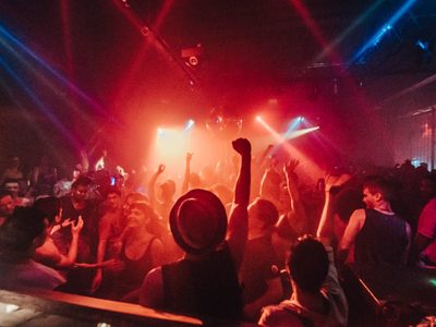 Después de un año y medio sin fiestas, algunos boliches de Chile reabrieron sus puertas