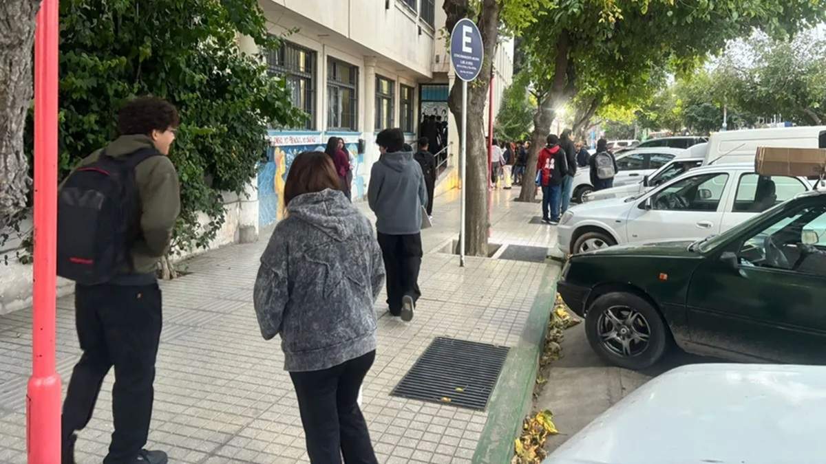 Los alumnos ingresan sin mochila