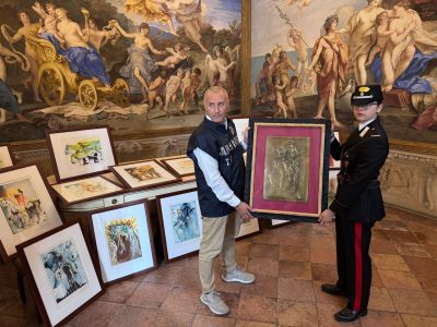Incautan 21 obras falsificadas de Salvador Dalí tras apertura de muestra en Parma, Italia