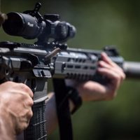 Cámara de Representantes prohíbe venta de armas semiautomáticas a menores de 21 años