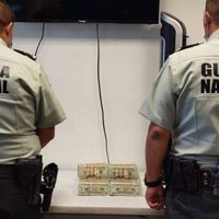 Detienen a una persona con 100 mil dólares en una maleta en el aeropuerto de la CDMX