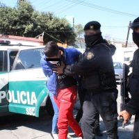 Detienen a pareja que extorsionaba a clientes tras ofrecerles productos "sanitizantes"