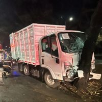 Camioneta de limpia con trabajadores a bordo choca contra árbol en Periférico sur; hay 12 heridos