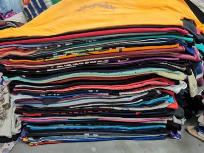Si tenés remeras viejas o rotas, no las tires: mirá cómo crear esta facilísima cartera, grande y muy chic