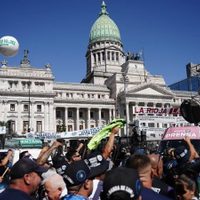 Piqueteros se reagrupan en el Congreso para rechazar la Ley ómnibus