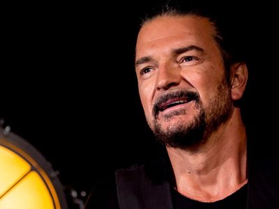 Ricardo Arjona no lo pudo evitar, se convirtió en barbero y no está nada mal. ¡Mirá las fotos!