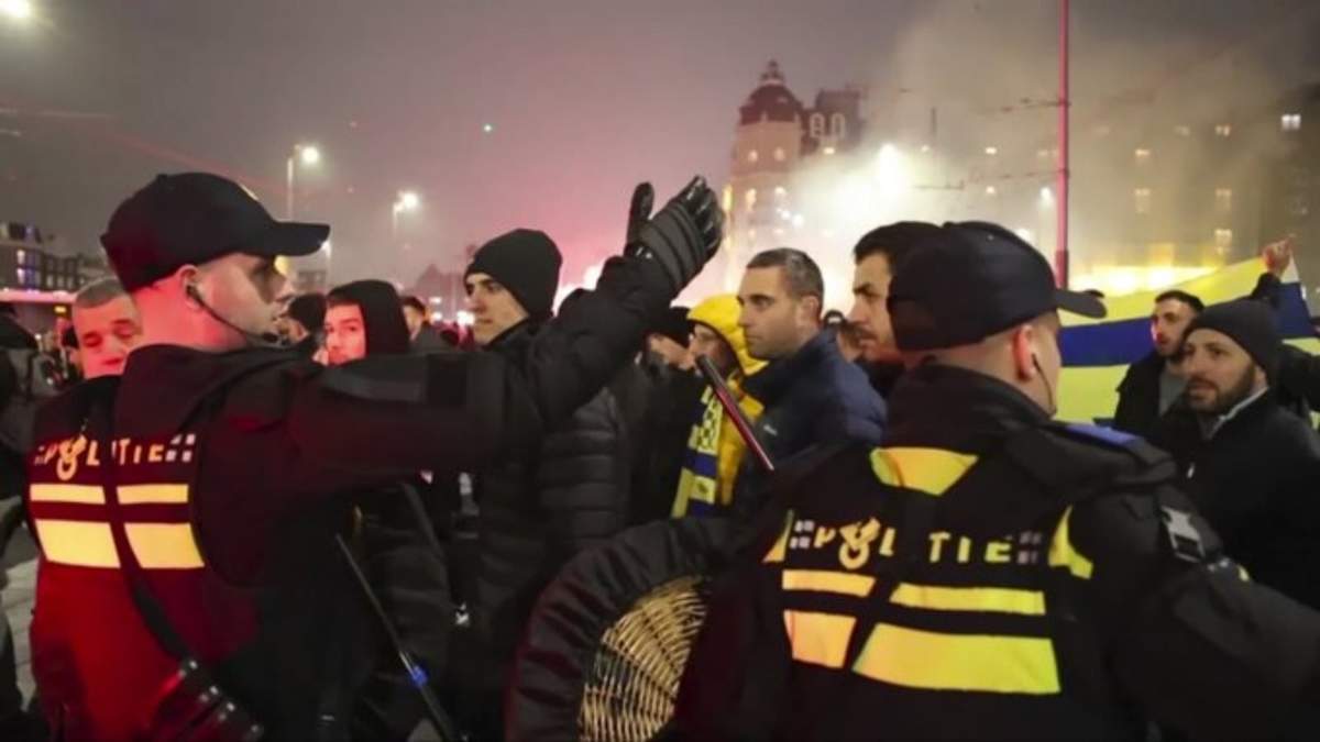 Agentes de policía escoltan a aficionados del Maccabi de Tel Aviv a una estación de metro próxima al estadio del Ajax, luego de una marcha de manifestantes propalestinos cerca del recindo, en Ámsterdam, Holanda
