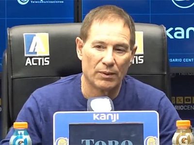 Ariel Holan dejó de ser el director técnico de Rosario Central
