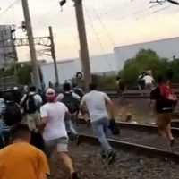 Pasajeros desalojaron a manifestantes que cortaban las vías del Tren Roca