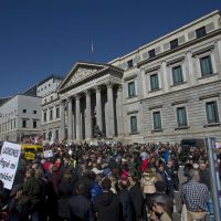 Adultos mayores protestan en España por 'ridículo” aumento de 0.25% en pensiones