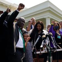 Biden recibe a la familia de George Floyd a un año de su asesinato