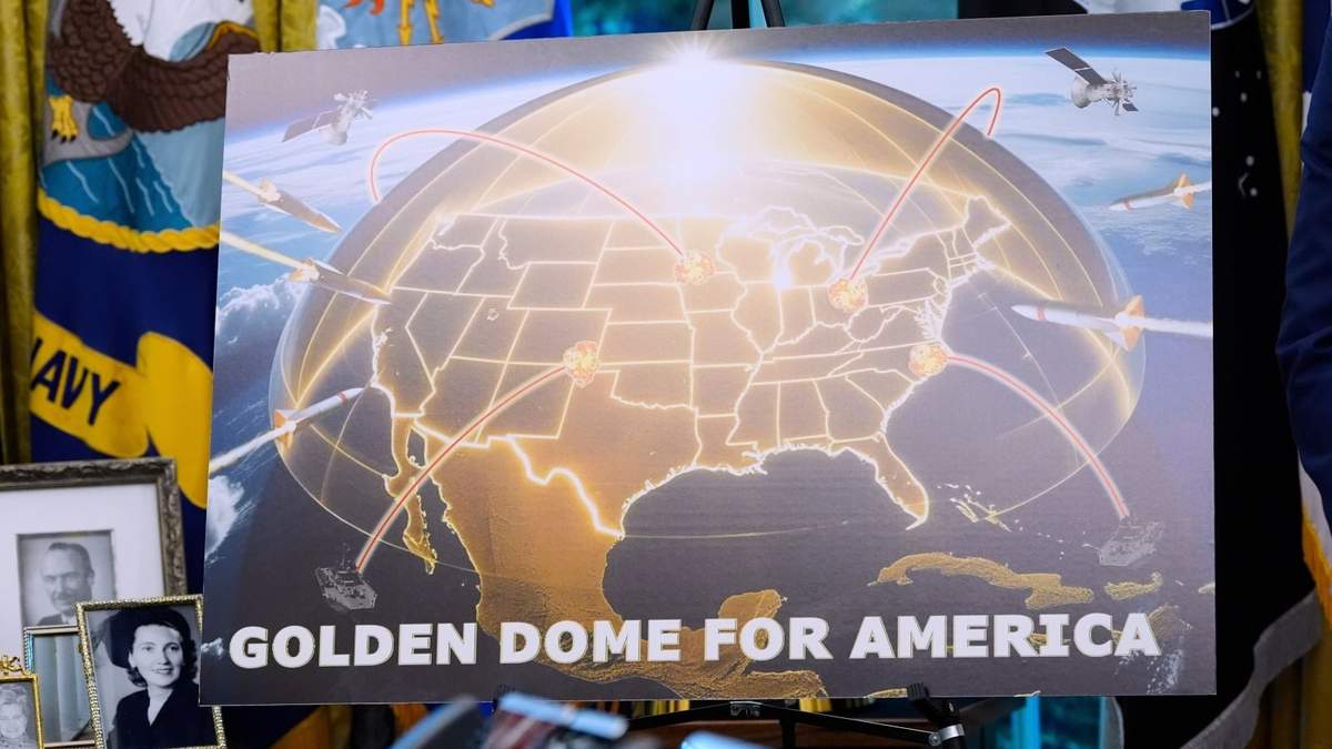 Un cartel que representa el Domo Dorado se exhibe mientras el presidente Donald Trump habla en la Oficina Oval de la Casa Blanca