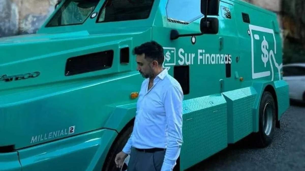 Imagen de Ariel Vallejo junto a uno de los rodados.