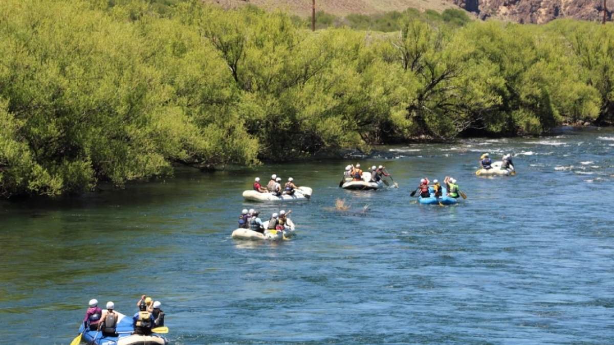 Escuela municipal de rafting en Villa Pehuenia. Fuente: (Twitter)