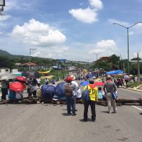 Maestros bloquean accesos carreteros y puentes fronterizos en Chiapas