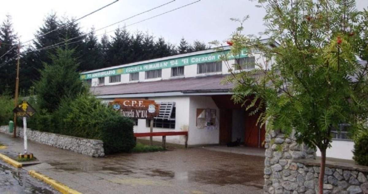 Escuela 104 en Villa La Angostura. Fuente: (Facebook).