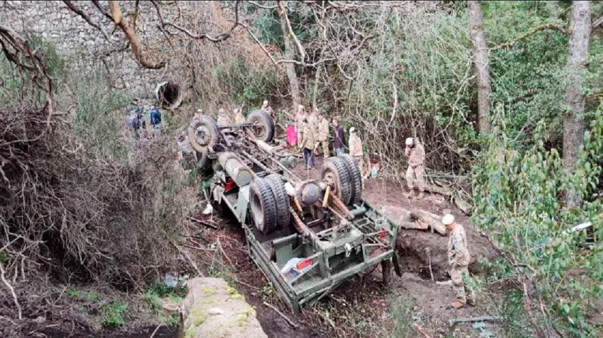 El camión Mercedes Benz del ejército se desbarrancó en una curva de la ruta 62 camino al lago Lolog. Fuente: (Facebook)