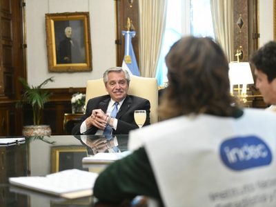 Censo: Alberto Fernández recibió a un grupo de censistas en la Casa Rosada